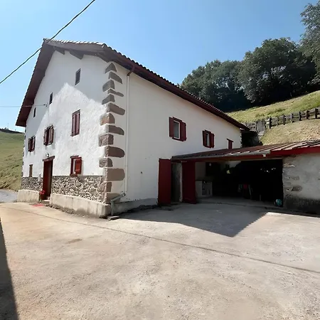 Maison Basque Au Milieu Des Prés